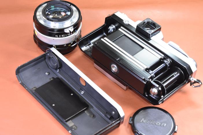 Nikon F アイレベル Silver 713万台 NIKKOR-S・C Auto 50/1.4 付 Nikon F アイレベル Silver 713万台 NIKKOR-S・C Auto 50/1.4 付